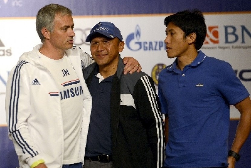 Pelatih Chelsea, Jose Mourinho berbincang dengan pelatih BNI Indonesia All Star, Rahmad Darmawan. 