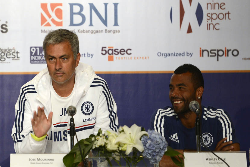 Pelatih Chelsea Jose Mourinho (kiri) didampingi pemain Chelsea Ashley Cole (kanan) seusai konferensi pers di Jakarta, Selasa (23/7).     (Antara/Prasetyo Utomo)   