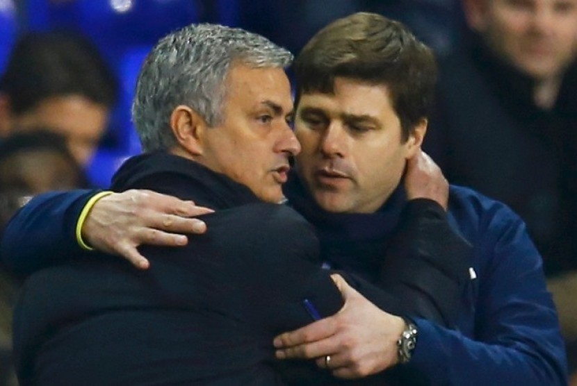 Pelatih Chelsea Jose Mourinho (kiri) memeluk pelatih Tottenham Hotspur Maurico Pochettino, Jumat (2/1) WIB.