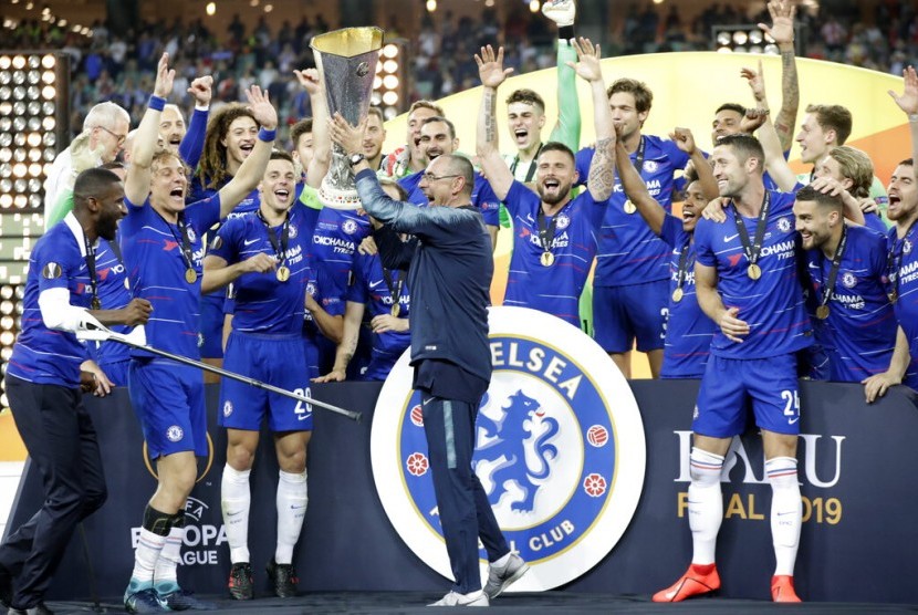 Pelatih Chelsea Maurizio Sarri mengangkat trofi setelah memenangkan final Liga Europa melawan Arsenal di stadium di Baku, Azerbaijan, Kamis (30/5).