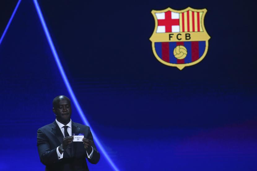 Pelatih dan mantan pemain Pantai Gading Yaya Toure menunjukkan nama Barcelona saat pengundian fase grup Liga Champions di Istanbul, Turki, Kamis, 25 Agustus 2022. 