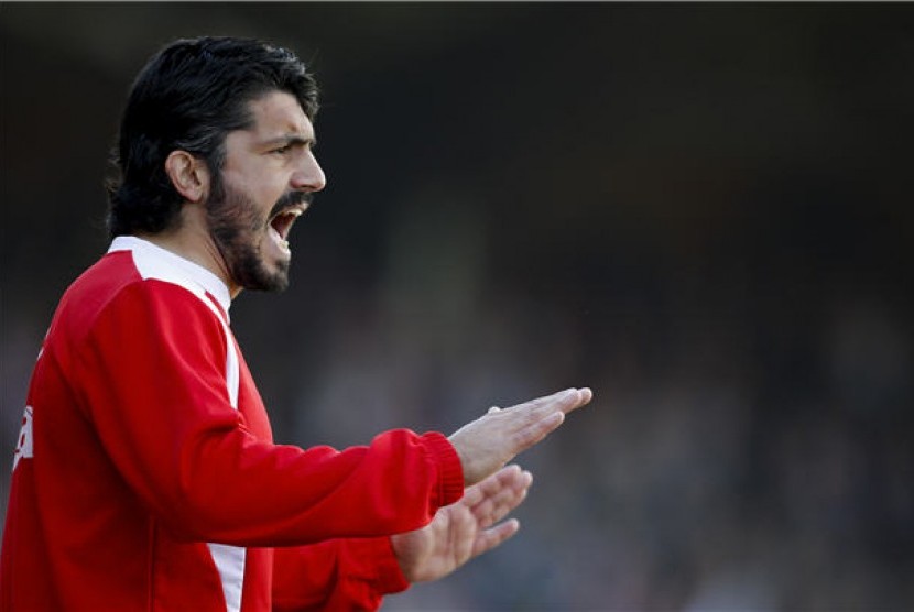 Pelatih dan pemain FC Sion, Gennaro Gattuso, memberikan instruksi saat timnya menghadapi Lausanne-Sport di laga Liga Super Swiss di Sion pada Ahad (10/3).  