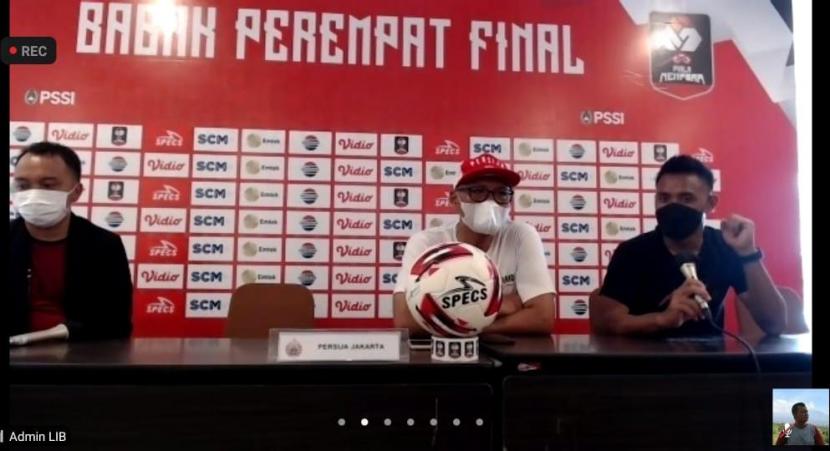 Pelatih Persija Sudirman memberikan keterangan terkait persiapan melawan PS Barito Putera dalam konferensi pers (konpers) daring, Jumat (9/4). 