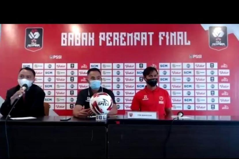 Pelatih PSM Makassar Syamsudin Batola mengadakan konferensi pers (konpers) daring.