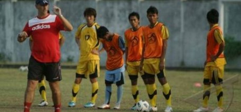 Pelatih Deltras Sidoarjo, Peter Jorge Steinebrunner (kiri), memberikan instruksi kepada para pemain saat latihan di Lapangan Jenggolo, Sidoarjo.