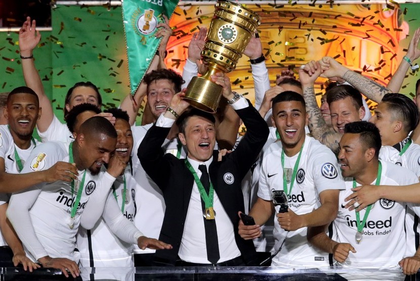 Pelatih Eintracht Frankfurt, Niko Kovac, bersama anak-anak asuhnya melakukan selebrasi juara Piala Jerman. 