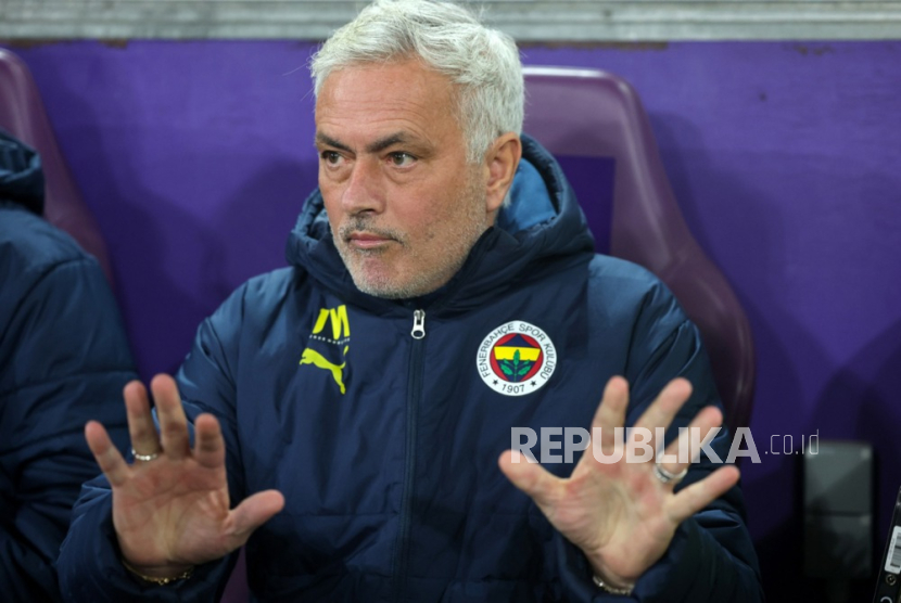 Pelatih Fenerbahce Jose Mourinho.