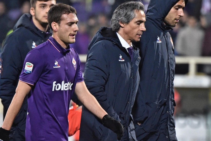 Pelatih Fiorentina, Paulo Sosa (kedua kanan) berjalan ke luar lapangan stadion Artemio Franchi seusai laga lawan Torino, Selasa (28/2) dini hari WIB. Laga berakhir imbang 2-2.