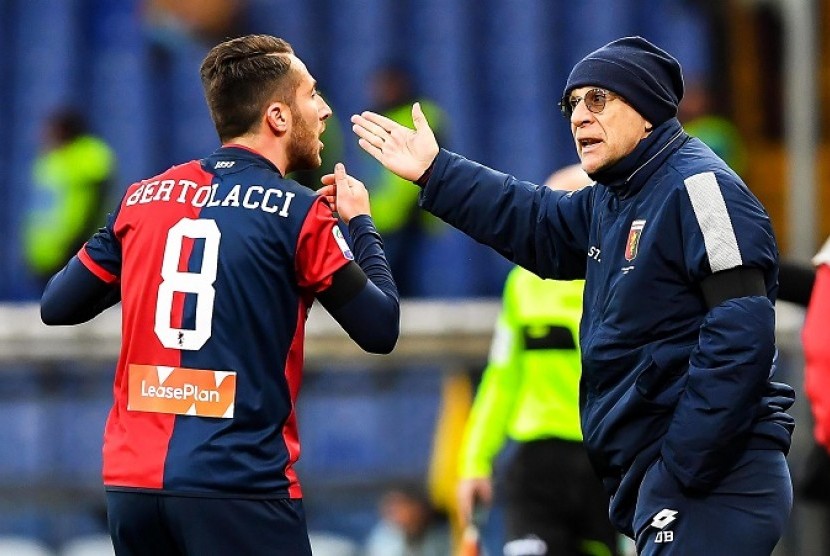 Pelatih Genoa Davide Ballardini (kanan) memberikan instruksi kepada pemainnya saat melawan AC Milan.