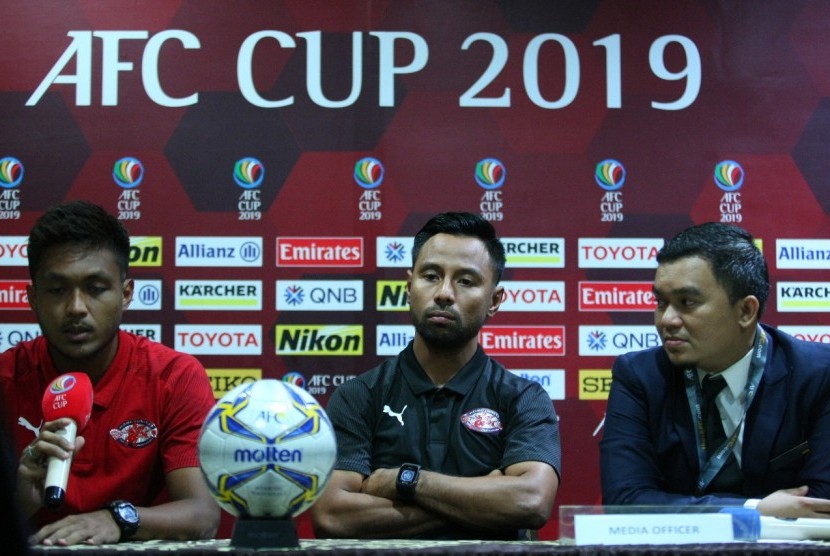 Pelatih Home United Noh Rahman (kanan) dan Pemain Izzdin Shafiq dalam konferensi pers jelang laga melawan PSM Makassar di Stadion Pekansari, Bogor, Senin (29/4).