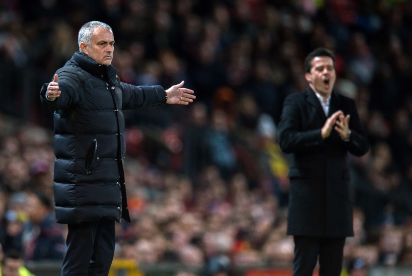 Pelatih Hull City, Marco Silva (kanan) dan pelatih Manchester United, Jose Mourinho memberikan instruksi dari pinggir lapangan Old Trafford pada laga Liga Primer, Kamis (2/2) dini hari WIB. Laga berakhir imbang tanpa gol.