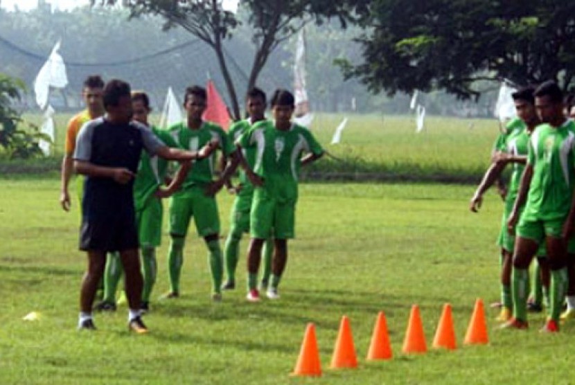 Pelatih Ibnu Grahan memberikan instruksi kepada pemain Persebaya.