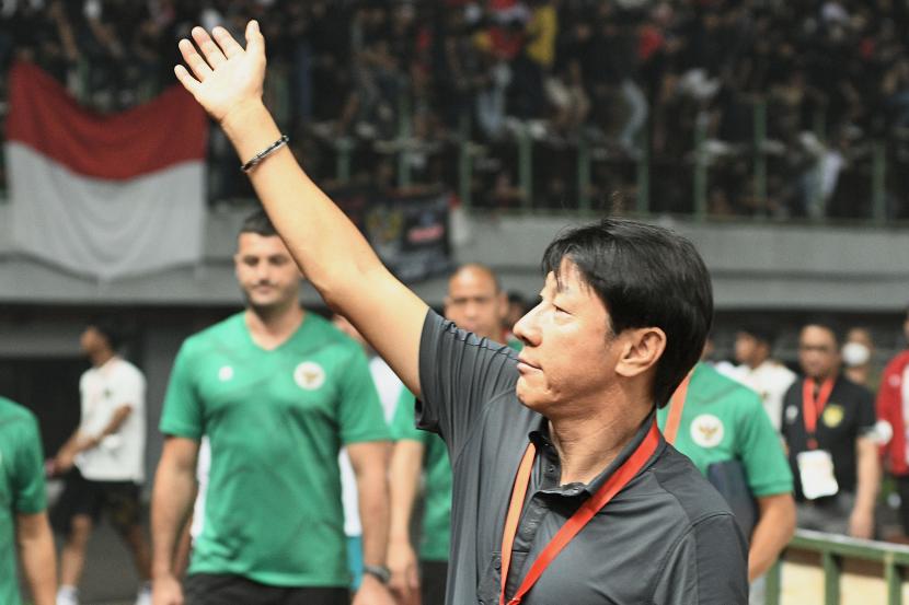 Pelatih im Nasional Indonesia Shin Tae-Yong (tengah).