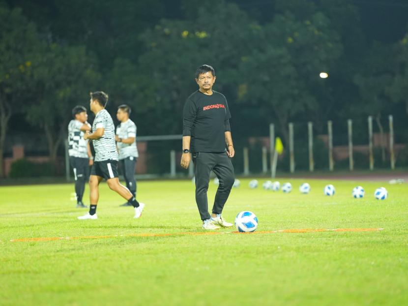  Pelatih Indra Sjafri memimpin latihan timnas U-19 di Lapangan THOR, Surabaya, Rabu (10/7/2024). 