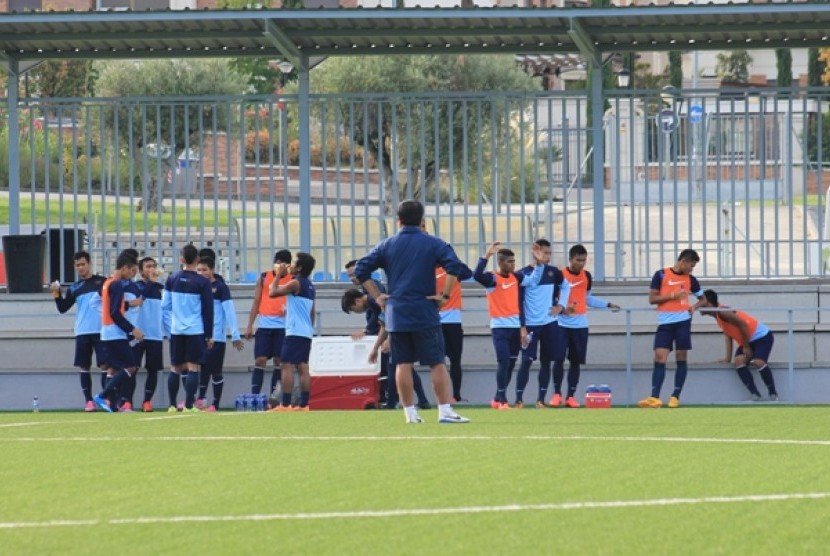 Pelatih Indra Sjafri saat memimpin latihan timnas U-19 di lapangan Campus De Verano, Ciudad Deportiva Atletico De Madrid, Ahad (14/9).