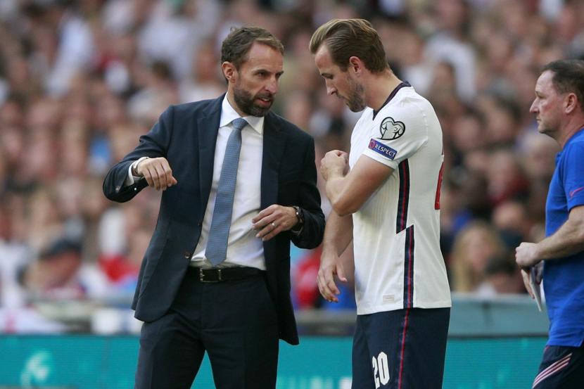 Pelatih Inggris Gareth Southgate berbicara dengan pemain Inggris Harry Kane selama pertandingan sepak bola kualifikasi grup I Piala Dunia 2022 antara Inggris dan Andorra di stadion Wembley di London, Minggu, 5 September 2021.