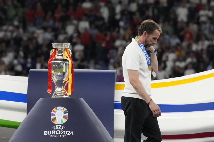 Pelatih Inggris Gareth Southgate berjalan gontai dalam seremoni perayaan gelar juara Euro 2024. Inggris menjadi runner up setelah kalah 1-2 dari Spanyol pada final di Berlin, Senin (15/7/2024) dini hari WIB.