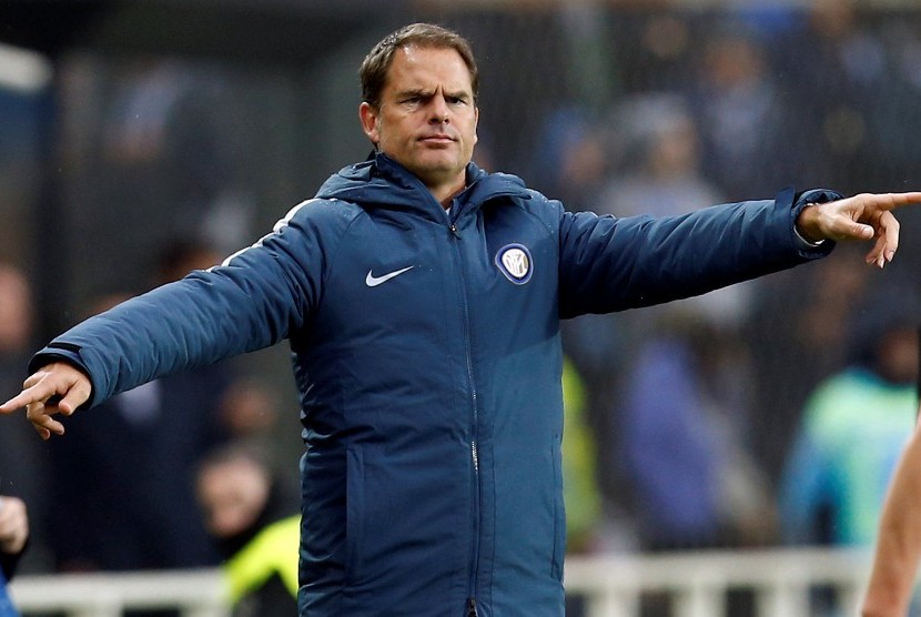 Pelatih Inter, Frank De Boer memberikan instruksi dari pinggir lapangan Atleti Azzurri d'Italia, Bergamo saat laga Serie A lawan Atalanta, Ahad (23/10). Inter kalah 1-2 pada laga itu.