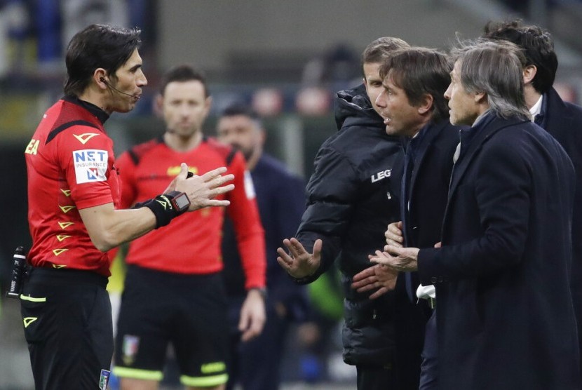 Pelatih Inter Milan, Antonio Conte melancarkan protes kepada wasit Gianpaolo Calvarese pada laga Inter vs Napoli di San Siro, Kamsi Dinihari.