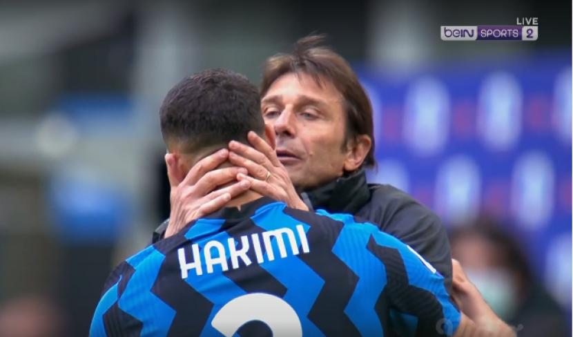 Pelatih Inter Milan Antonio Conte merayakan gol yang diciptakan Darmian, bersama dengan Hakimi. 