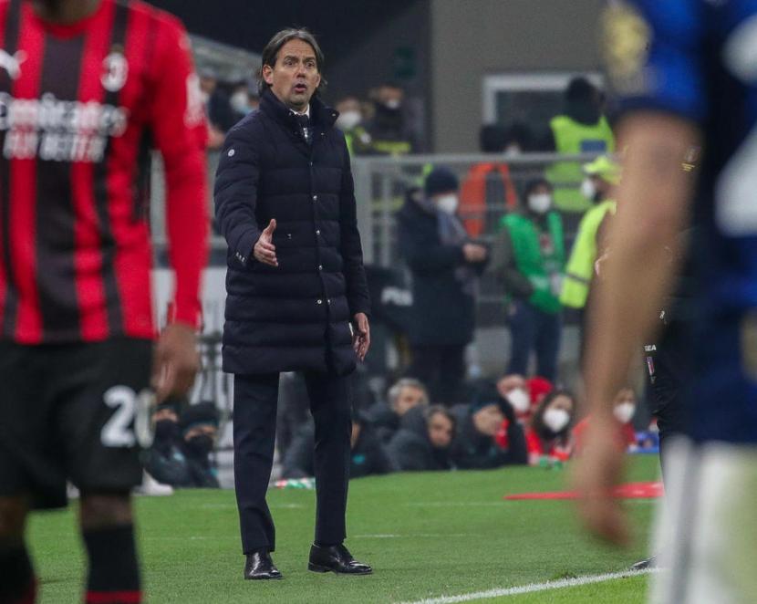 Pelatih Inter Milan Simone Inzaghi memberikan instruksi kepada para pemainnya saat menghadapi AC Milan pada leg pertama semifinal Coppa Italia, Rabu (2/3/2022) dini hari WIB.