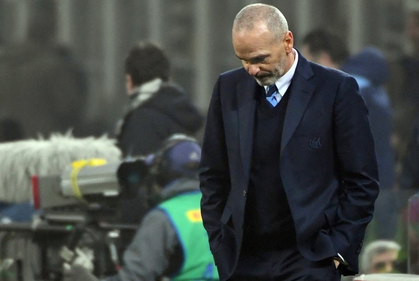 Pelatih Inter Milan, Stefano Pioli tertunduk seusai timnya kalah 1-2 dari Lazio di Giuseppe Meazza, Rabu (1/2) dini hari WIB. Inter tersingkir dari Coppa Italia.