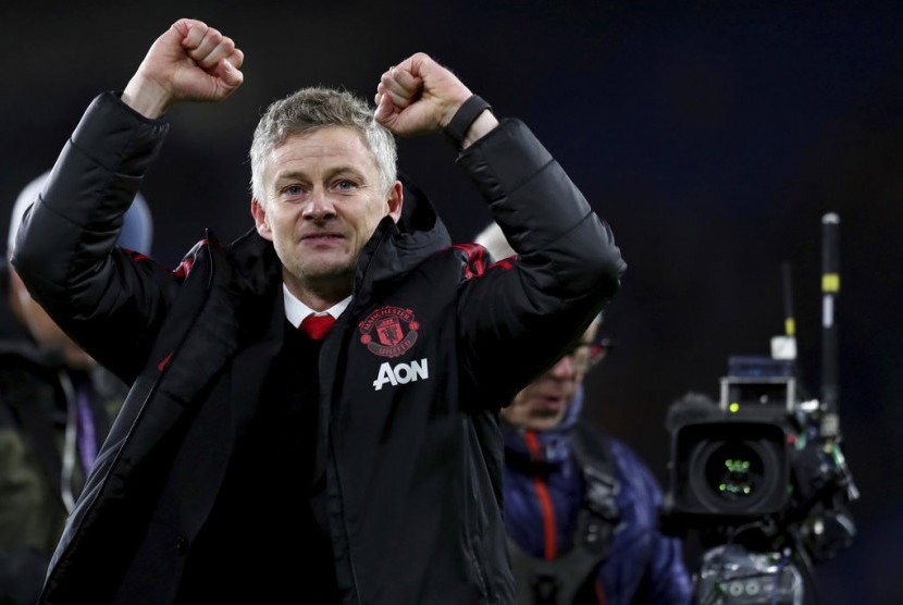 Pelatih interim Manchester United Ole Gunnar Solksjaer merayakan kemenangan timnya atas Cardiff, pada laga di Stadion Cardiff City, Ahad (23/12) dini hari WIB.