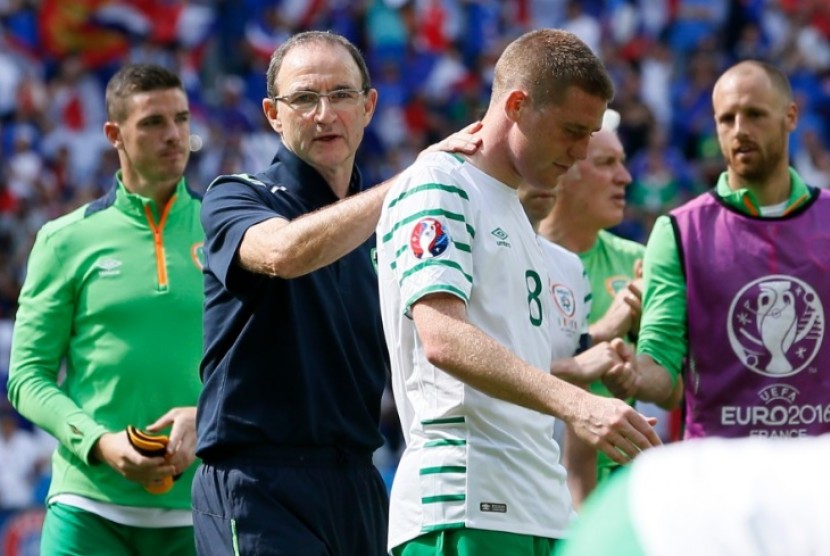 Pelatih Irlandia Martin O'Neill (kedua kiri) menghibur pemainnya usai tersingkir dari Piala Eropa 2016.