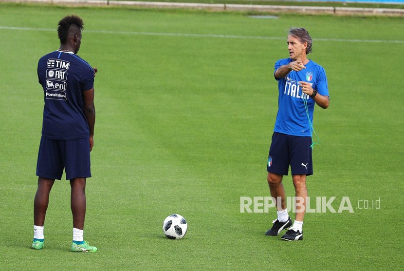 Pelatih Italia Roberto Mancini (kanan) berbicara kepada Mario Balotelli saat memimpin sesi pelatihan beberapa waktu lalu.