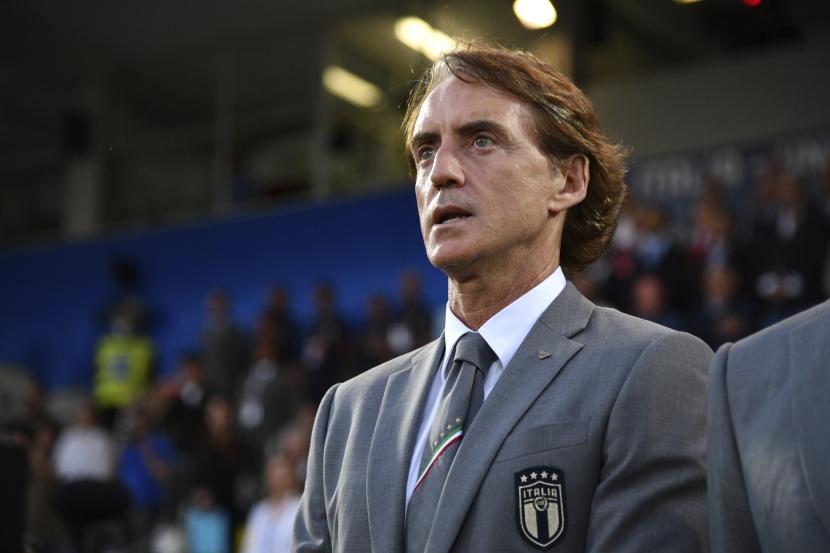 Pelatih Italia Roberto Mancini berdiri di pinggir lapangan, selama pertandingan sepak bola UEFA Nations League antara Italia dan Hongaria, di stadion Dino Manuzzi di Cesena, Italia, Selasa, 7 Juni 2022. 