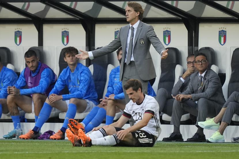 Pelatih Italia Roberto Mancini (tengah) memberi isyarat selama pertandingan sepak bola UEFA Nations League antara Jerman dan Italia di Borussia Park di Moenchengladbach, Jerman, Selasa, 14 Juni 2022. Italia kalah 2-5 di laga itu.