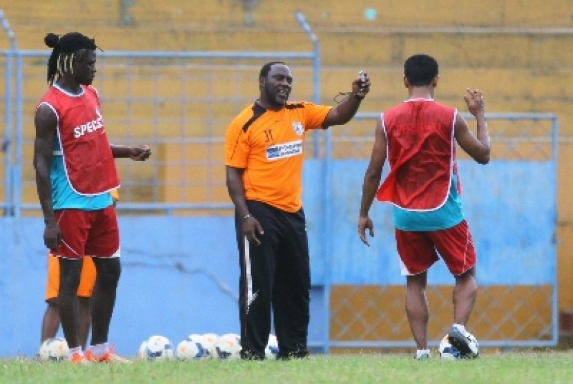 Pelatih Jackson F Tiago memberi instruksi pemain Persipura Jayapura.