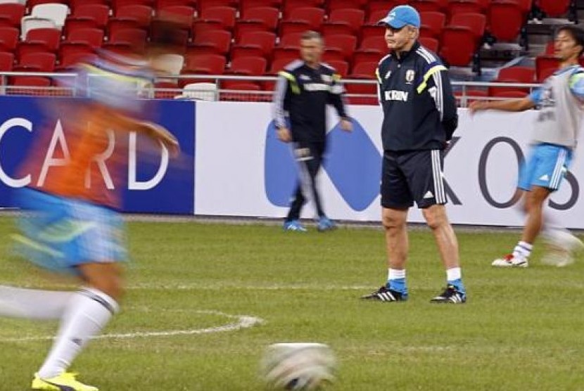 Pelatih Javier Aguirre memantau latihan anak asuhnya jelang laga melawan timnas Brasil.