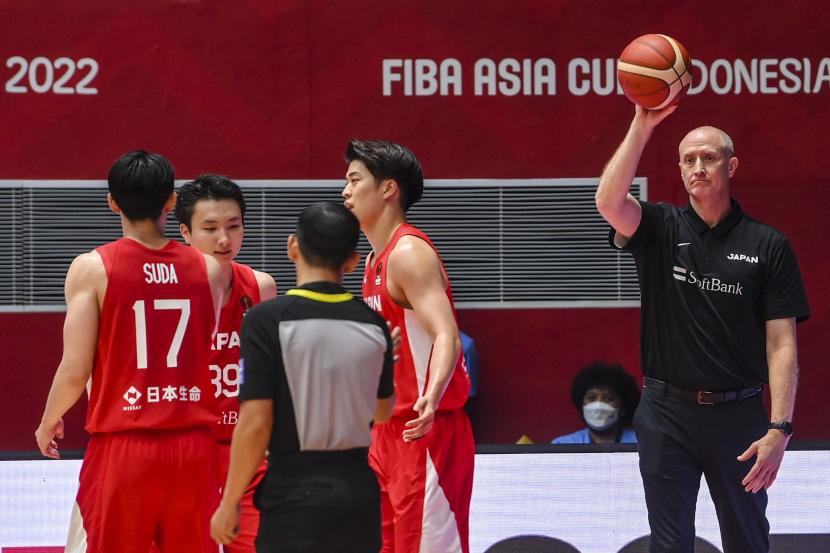 Pelatih timnas Jepang Tom Hovasse (kanan) memberikan instruksi ke pebasket Jepang dalam laga babak penyisihan Grup C FIBA Asia Cup 2022 di Istora Gelora Bung Karno, Senayan, Jakarta, Jumat (15/7/2022). Jepang menang atas Suriah dengan skor 117-56. 