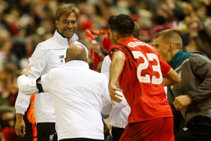 Pelatih Juergen Klopp merayakan kemenangan Liverpool bersama staf dan pemainnya.