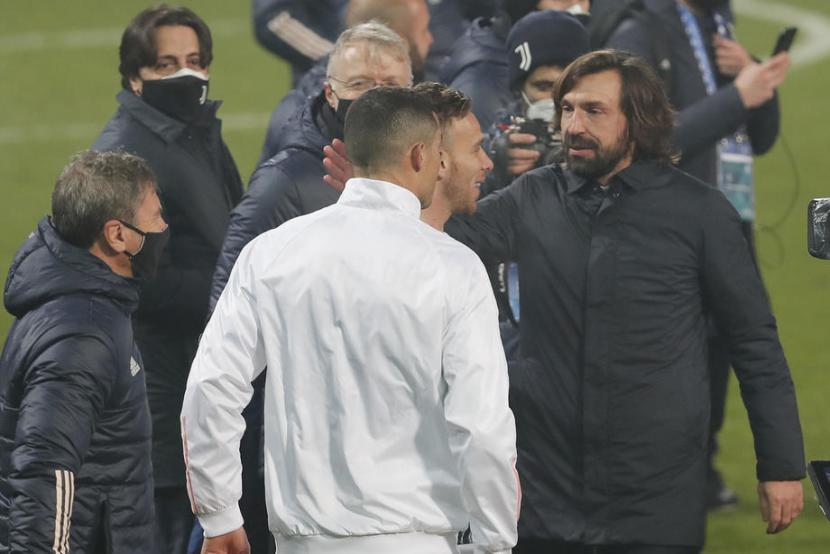 Pelatih Juventus Andrea Pirlo (kanan) merayakan keberhasilan meraih gelar Piala Super Italia 2020.
