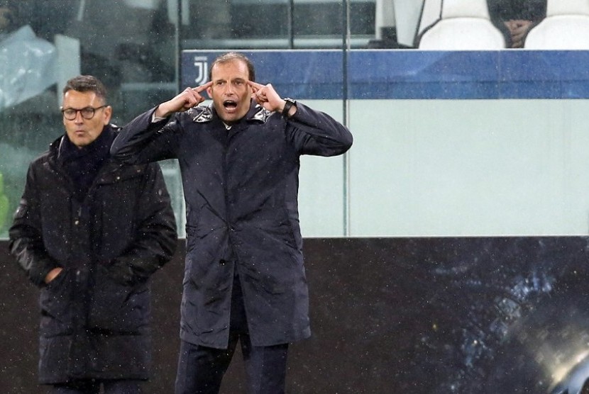 Pelatih Juventus Massimiliano Allegri (kanan) memberikan instruksi pada pemainnya saat leg pertama Liga Champions babak perempat final Liga Champions menghadapi Real Madrid di Juventus Stadium, Turin, Italia, Rabu (4/4) WIB dini hari