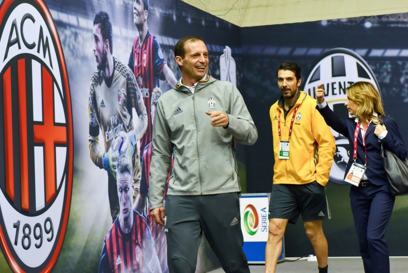 Pelatih Juventus, Massimiliano Allegri (kiri) dan kiper Gianluigi Buffon jelang konferensi pers partai final Supercoppa Italiana, di Doha, Qatar, Kamis (22/12). Juventus akan melawan AC Milan pada laga malam ini.