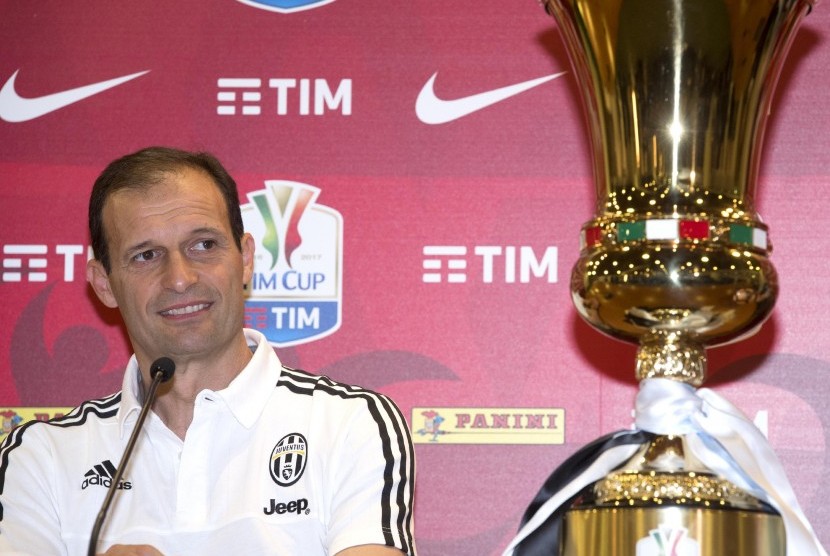 Pelatih Juventus, Massimiliano Allegri memberikan keterangan pers jelang laga final Coppa Italia lawan Lazio, di Roma, Selasa (16/5).