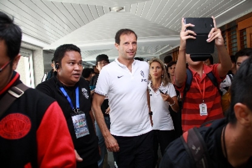 Pelatih Juventus Massimiliano Allegri usai konferensi pers menjelang tur Juventus ke Asia-Pasific di Jakarta, Selasa (5/8).