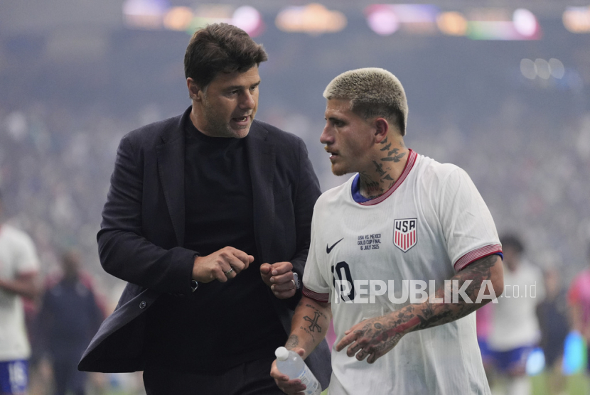 Pelatih kepala Amerika Serikat Mauricio Pochettino (kiri) berbicara dengan gelandang Diego Luna saat mereka berjalan meninggalkan lapangan pada babak pertama pertandingan final Piala Emas CONCACAF melawan Meksiko di Houston, Senin, 7 Juli 2025 pagi WIB. 