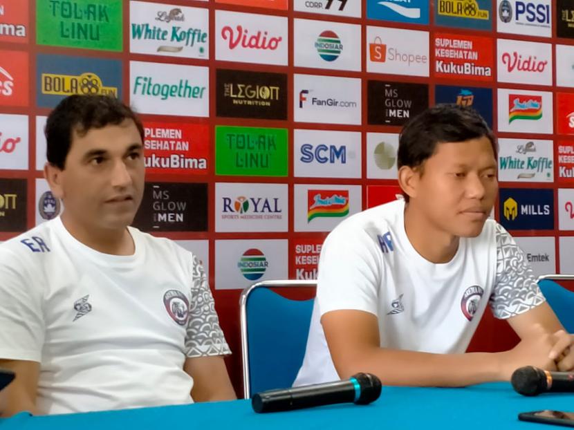 Pelatih Kepala Arema FC, Eduardo Almeida (kiri). 