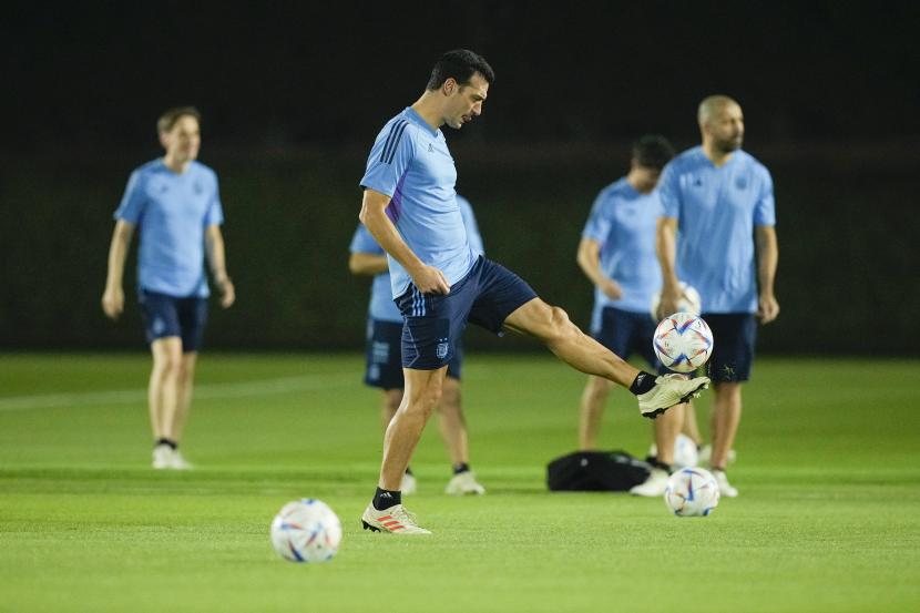 Pelatih timnas Argentina Lionel Scaloni memainkan bola saat sesi latihan jelang pertandingan sepak bola babak 16 besar Piala Dunia 2022 antara Argentina dan Australia, di Doha, Qatar, Jumat, 2 Desember 2022. 