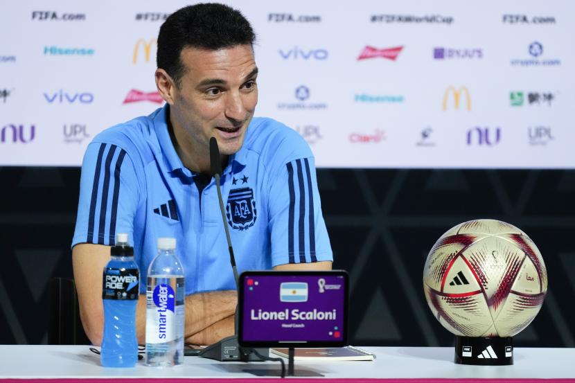 Pelatih timnas Argentina Lionel Scaloni menghadiri konferensi pers jelang pertandingan final sepak bola Piala Dunia 2022 antara Argentina dan Prancis di Doha, Qatar, Sabtu, 17 Desember 2022. 