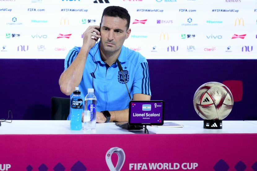 Pelatih timnas Argentina Lionel Scaloni menghadiri konferensi pers menjelang pertandingan sepak bola semifinal Piala Dunia 2022 antara Argentina dan Kroasia di Doha, Qatar, Senin, 12 Desember 2022. 