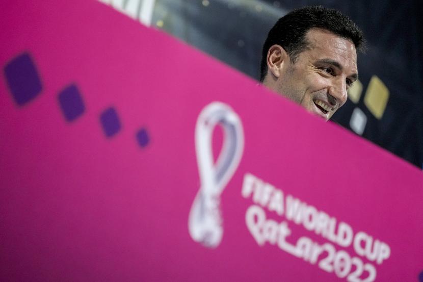 Pelatih timnas Argentina Lionel Scaloni menghadiri konferensi pers menjelang pertandingan final Piala Dunia 2022 Qatar antara Argentina dan Prancis di Doha, Qatar, Sabtu, 17 Desember 2022. 