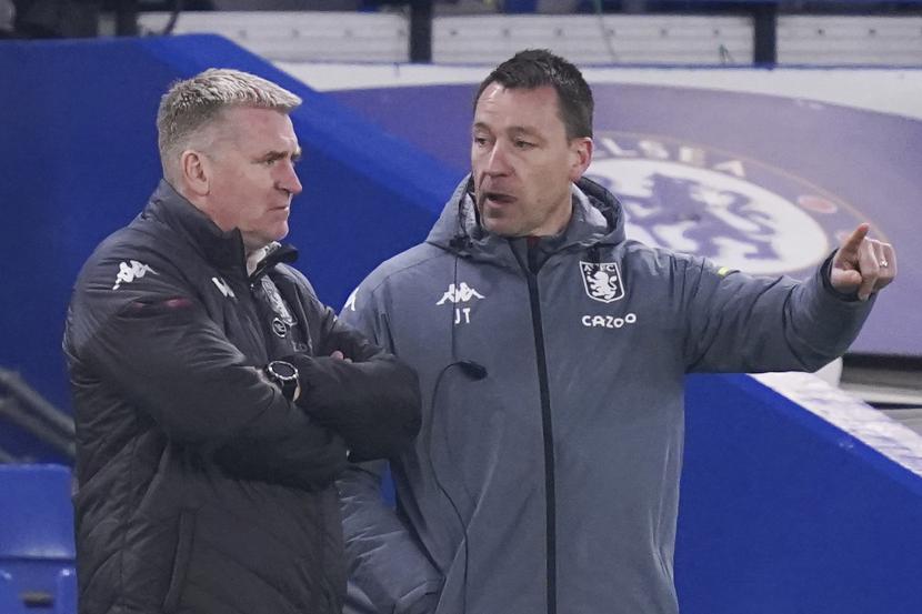  Pelatih kepala Aston Villa Dean Smith, kiri, dan asisten pelatih kepala John Terry.