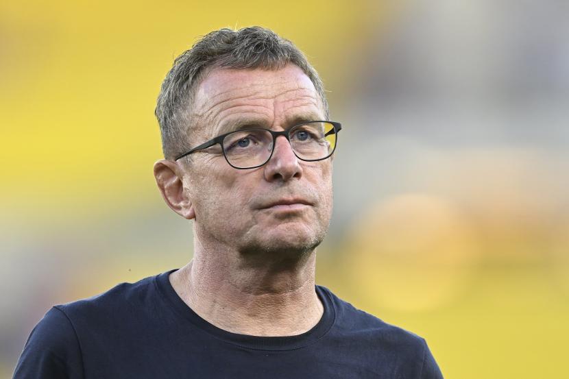 Pelatih kepala Austria Ralf Rangnick menunggu dimulainya pertandingan sepak bola UEFA Nations League antara Austria dan Denmark di Stadion Ernst Happel di Wina, Austria, Senin, 6 Juni 2022.
