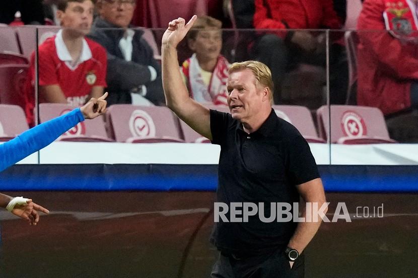  Pelatih Barcelona Ronald Koeman memberi isyarat pada pertandingan sepak bola Grup E Liga Champions antara Benfica dan Barcelona di Stadion Luz di Lisbon, Portugal, Kamis (30/9) dini hari WIB.