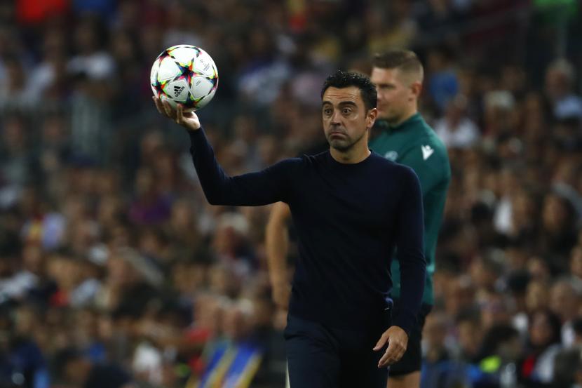 Pelatih kepala Barcelona Xavi Hernandez memberi isyarat selama pertandingan sepak bola Grup C Liga Champions antara Barcelona dan Bayern Munich di stadion Camp Nou di Barcelona, ??Spanyol, Rabu, 26 Oktober 2022. 